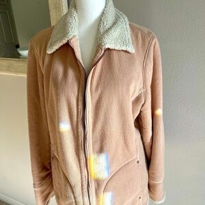 Pre Owned Great Condition Tan zipper front cozy winter coat. Size L.